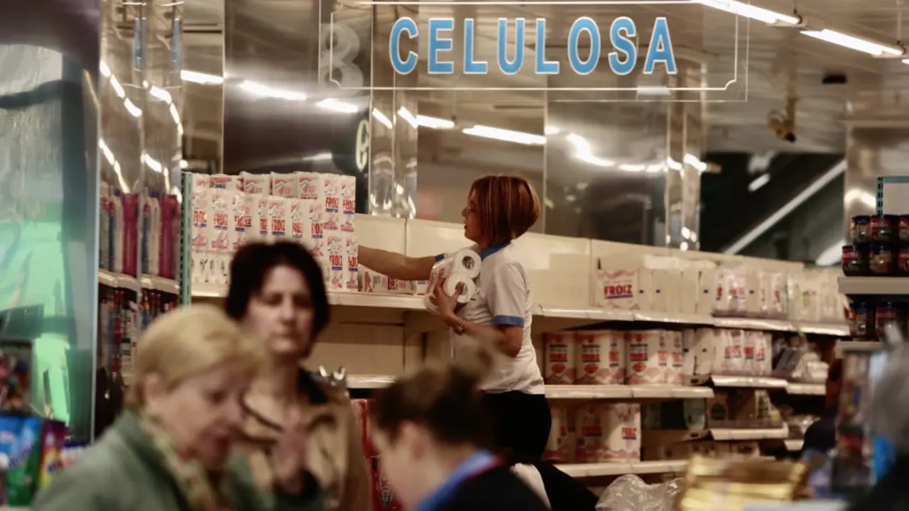 Traballadora repo&ntilde;endo papel hixi&eacute;nico nun supermercado. GONZALO GARC&Iacute;A