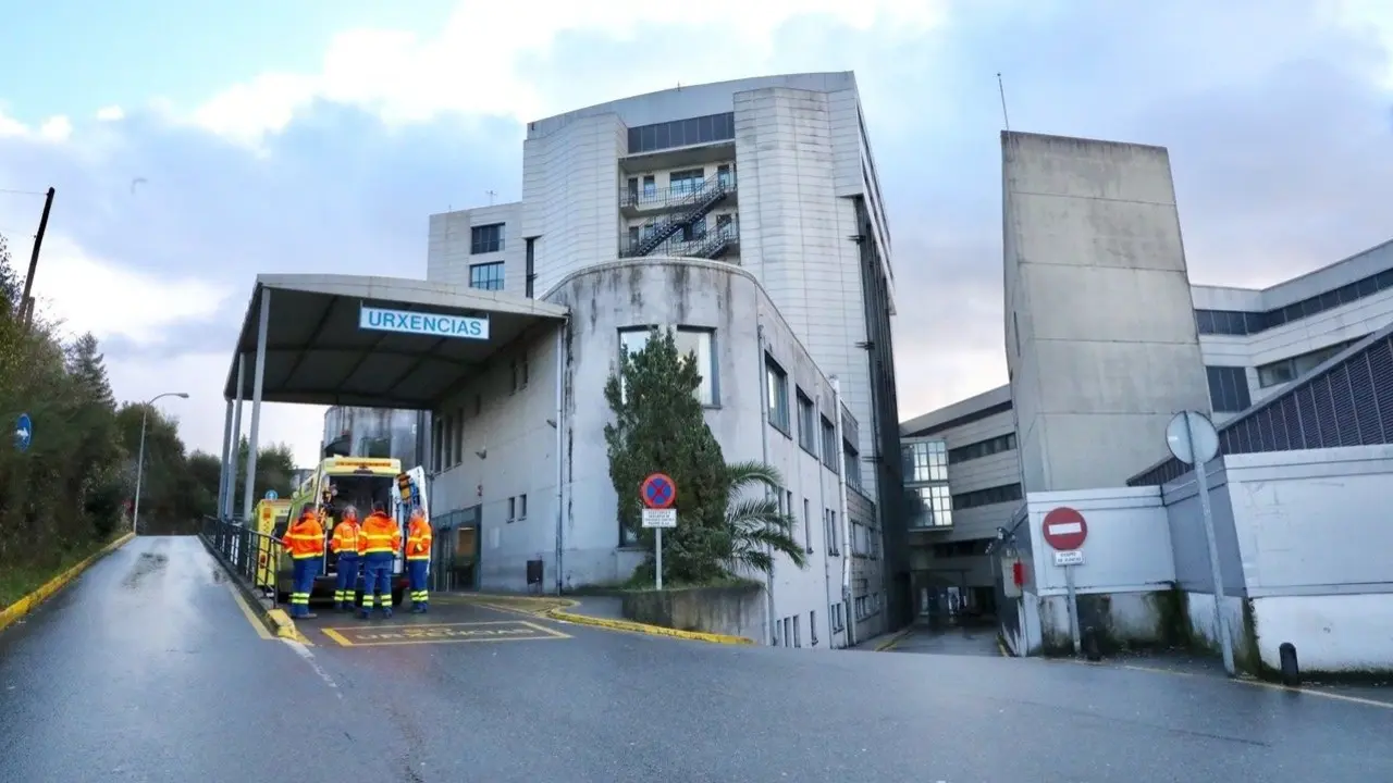 Personal de ambulancias en la entrada de Urxencias de Montecelo. JOSÉ LUIZ OUBIÑA