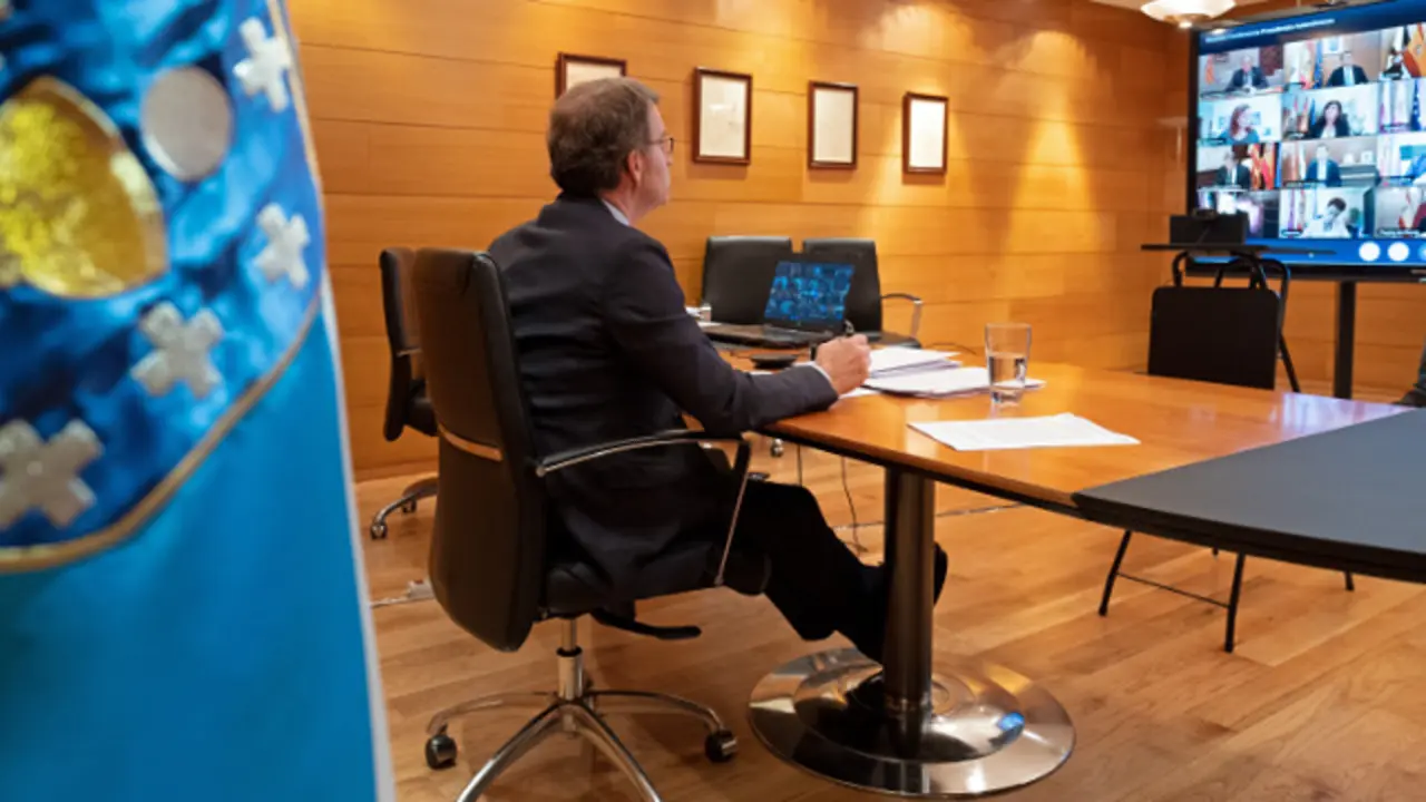 O titular do Goberno galego, Alberto Núñez Feijóo, durante unha videoconferencia co presidente do Goberno central, Pedro Sánchez, e os demais presidentes autonómicos. Edificio Administrativo de San Caetano (Santiago de Compostela), 15/03/20.