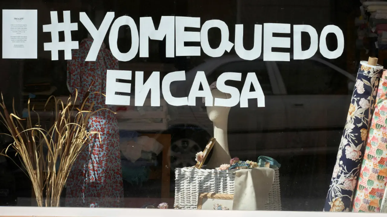 El lema 'Yo me quedo en casa', en un escaparate. EFE