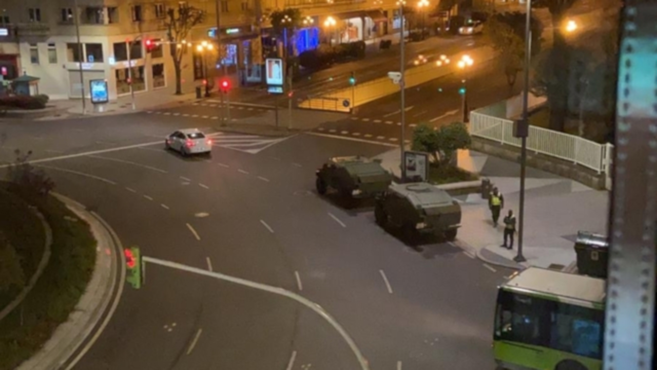 Vehículos blindados en la viguesa Praza de América. CEDIDA