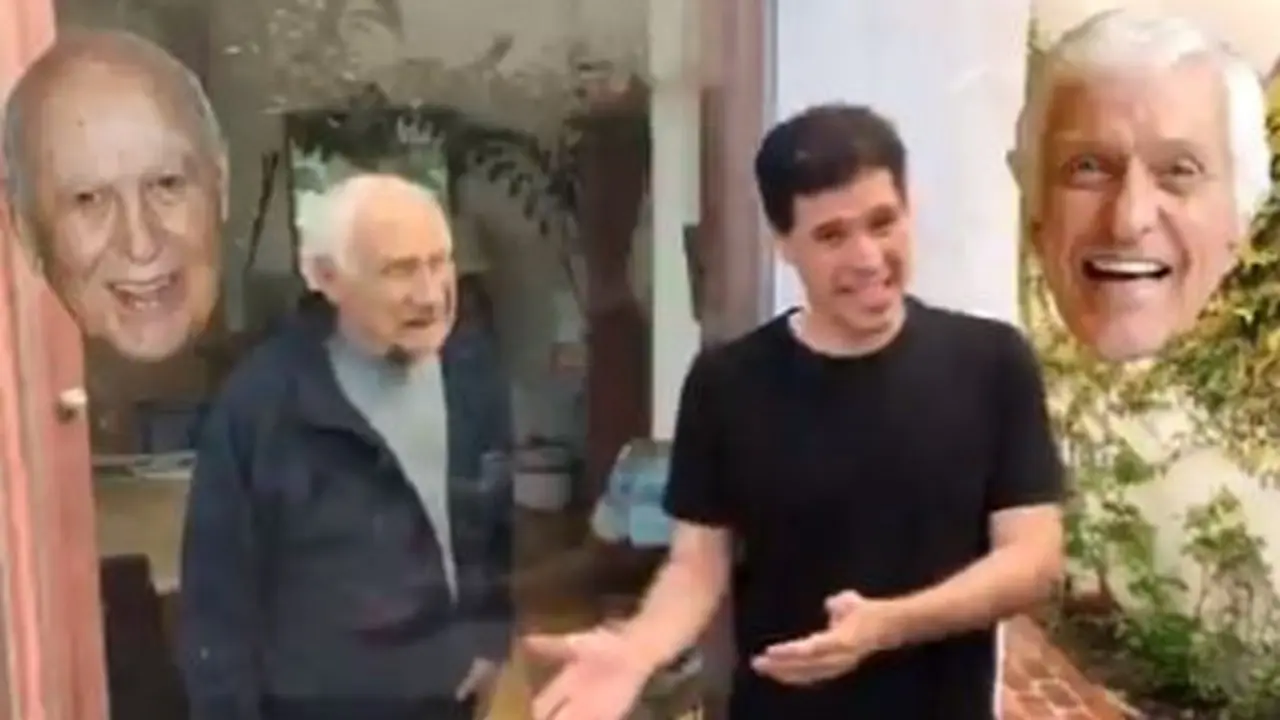 Mel Brooks y su hijo Max, en un momento del vídeo. TWITTER