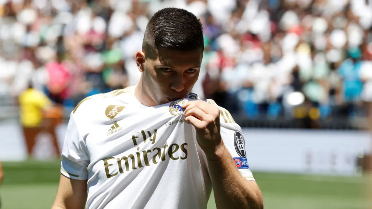 Luka Jovic besa el escudo del Real Madrid durante su presentación. JUAN CARLOS HIDALGO (EFE)