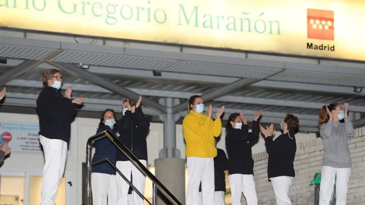 Sanitarios en Madrid devolviendo los aplausos. EFE