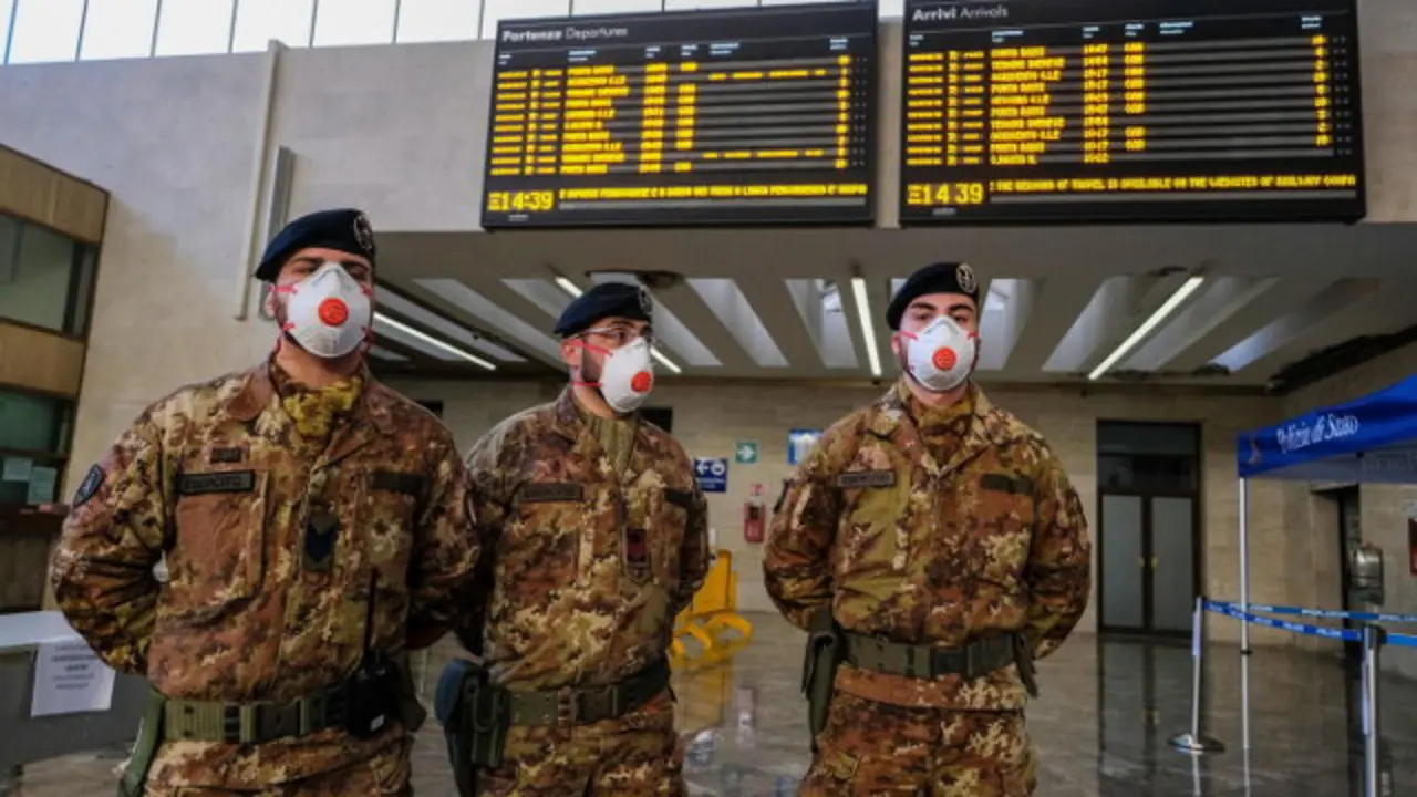 Militares italianos, en un control enla estación de Palermo.IGOR PETYX (Efe)