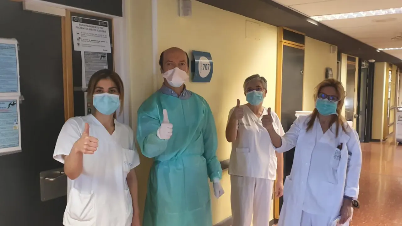 O doutor Baloira (de verde) con parte do seu equipo do servizo de Neumoloxía do CHUP. DP