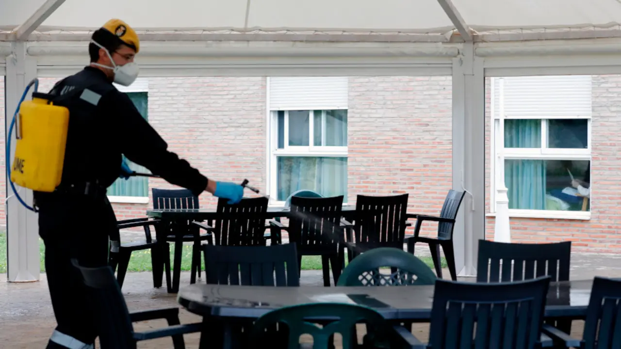Un miembro de la Ume realiza labores de desinfección en una residencia de mayores. JUAN CARLOS CÁRDENAS (EFE)