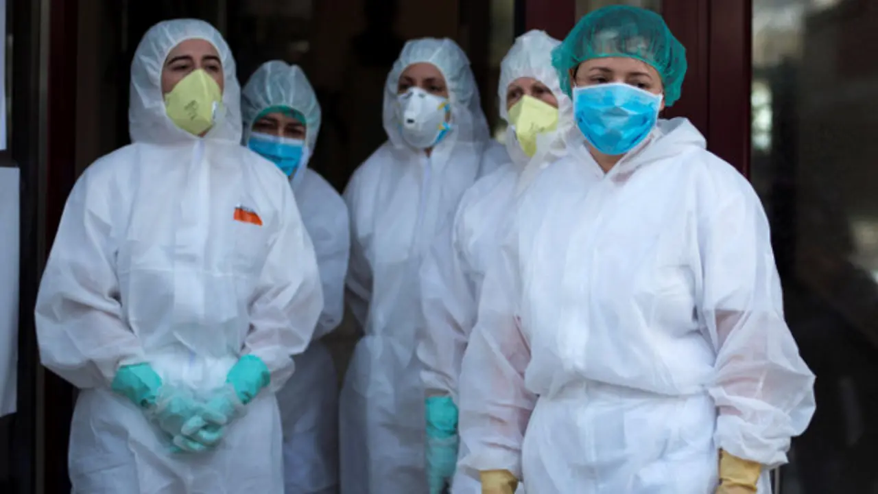 Varias traballadoras do centro San Carlos de Celanova baixaron este lúns á rúa para pedir axuda. BRAIS LORENZO (Efe)