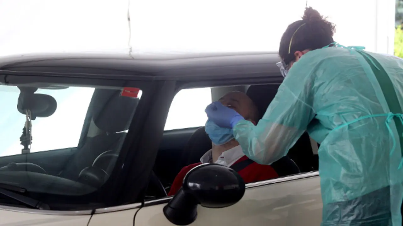 Confinamiento en Santiago. Primeros test desde el coche en el Gil Casares de Santiago