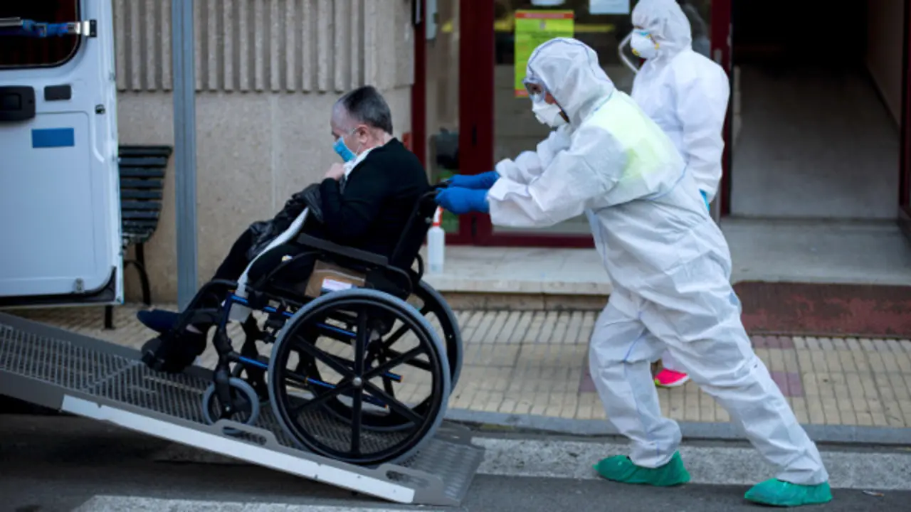 Un ancián da residencia de maiores San Carlos de Celanova, é trasladado a outro centro. BRAIS LORENZO (EFE)