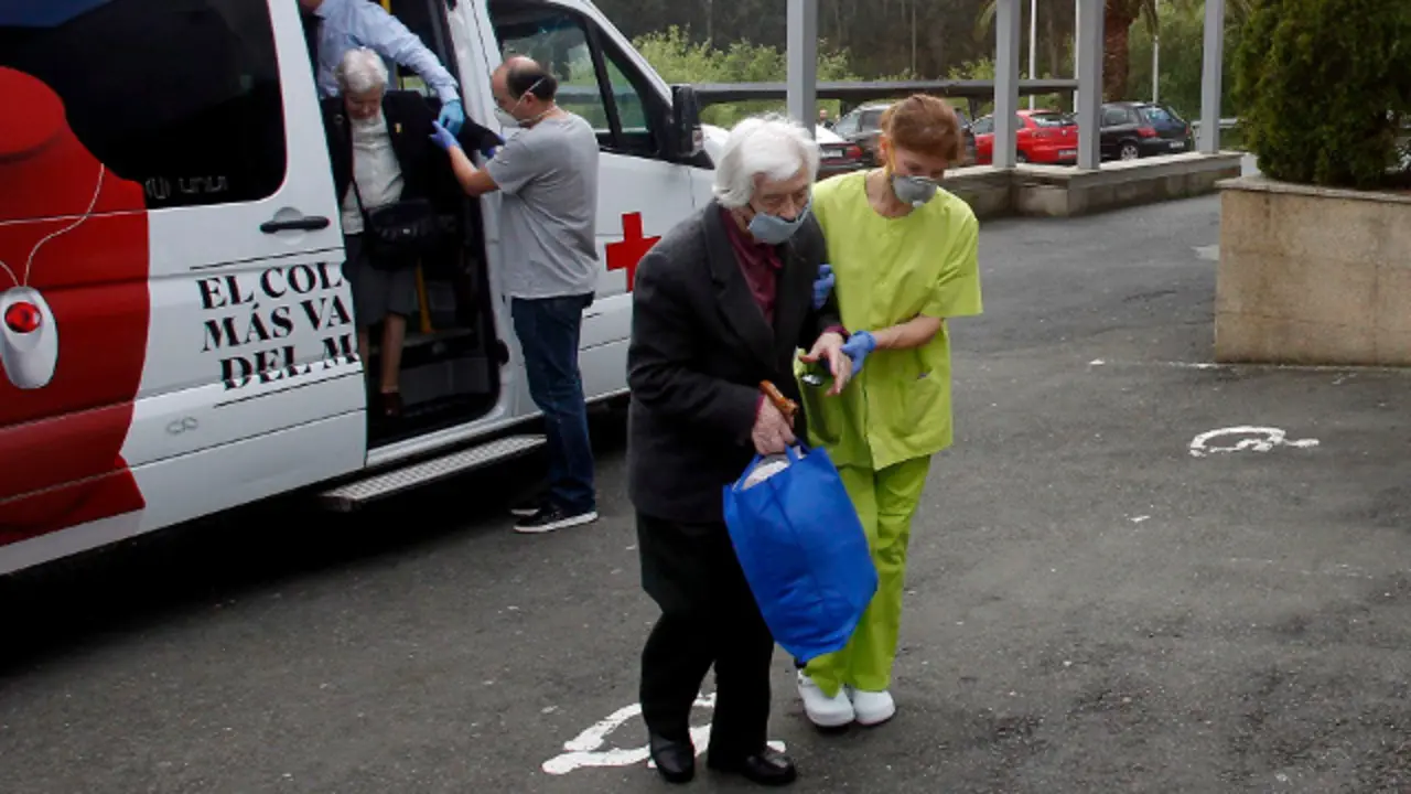 Traslado de anciáns ao Hotel Congreso. PEPE FERRÍN (AGN)