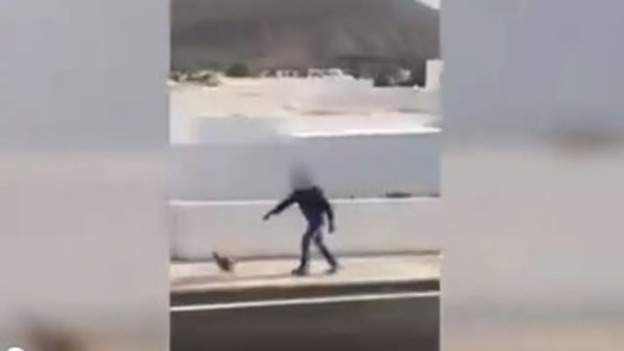 El hombre con la gallina en una captura del vídeo. EP
