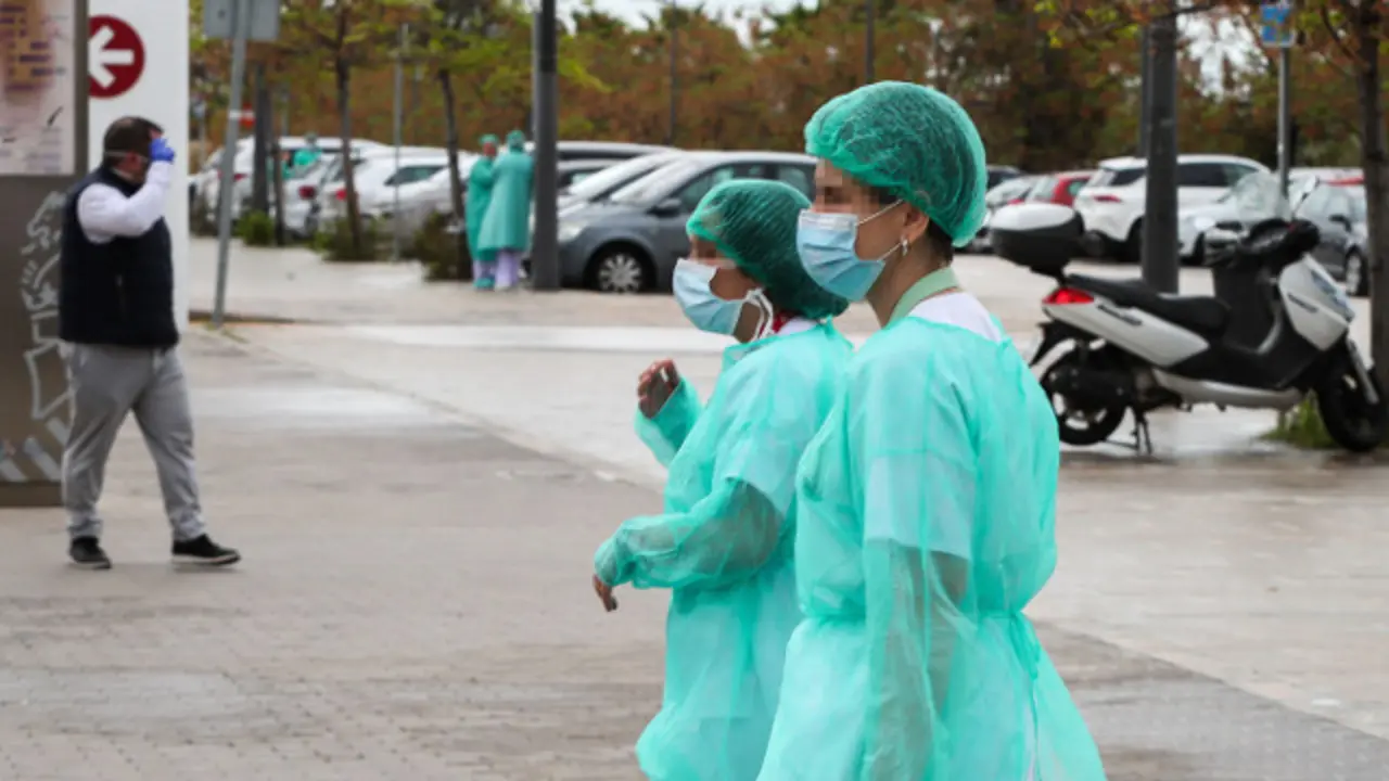 Dos sanitarias protegidas con mascarilla. EUROPA PRESS