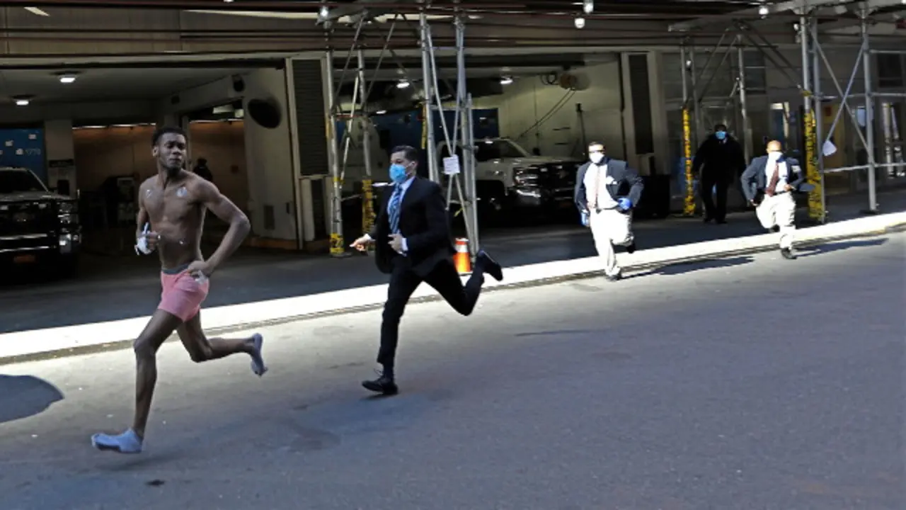 Personal de un hospital corre tras un paciente que huye en Nueva York. PETER FOLEYJPG
