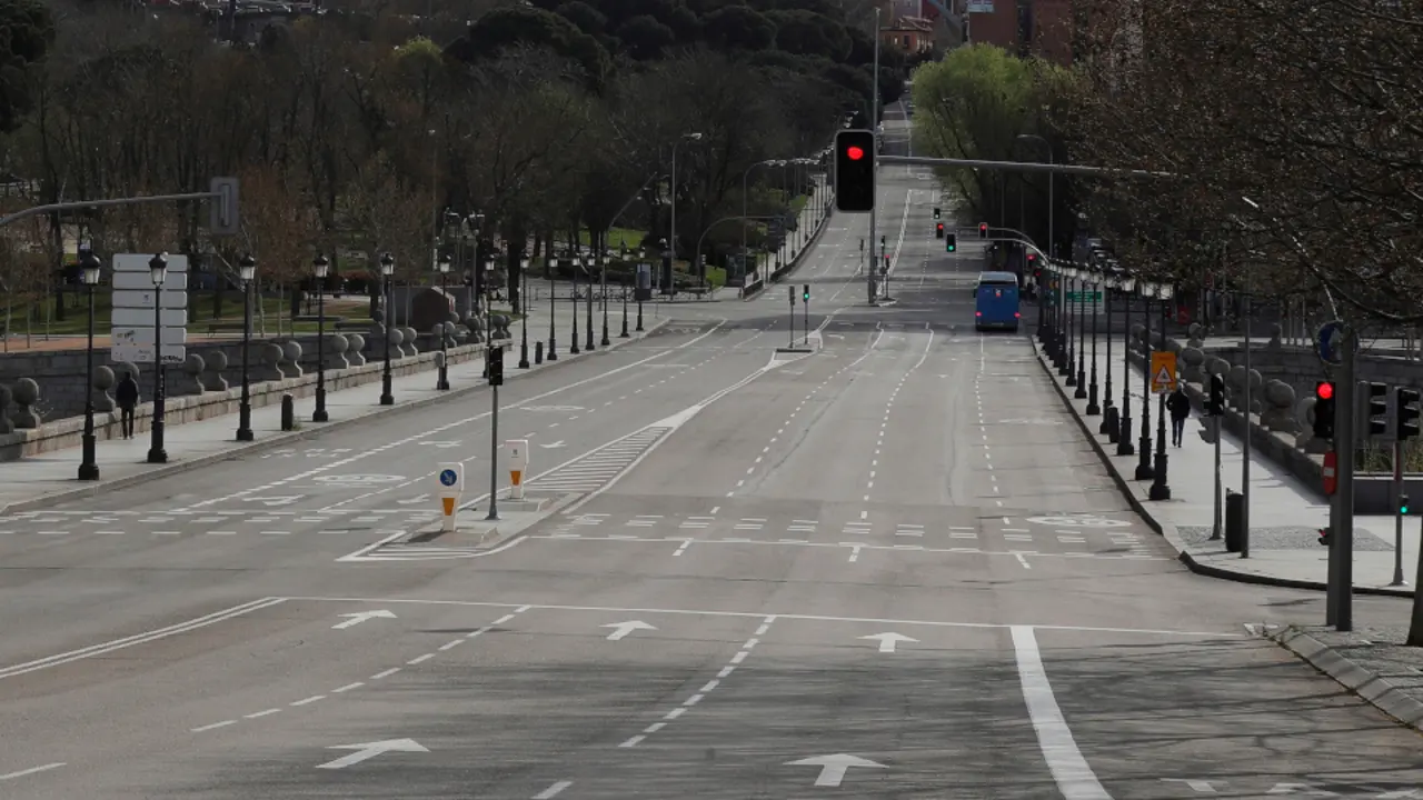 Una calle completamente desierta. KIKO HUESCA (EFE)