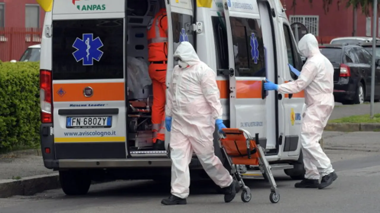 Voluntarios traballan en Italia contra a propagación do covid-19.ANDREA CANALIA (Efe)