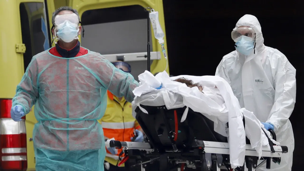 Sanitarios trasladan a un enfermo. EFE