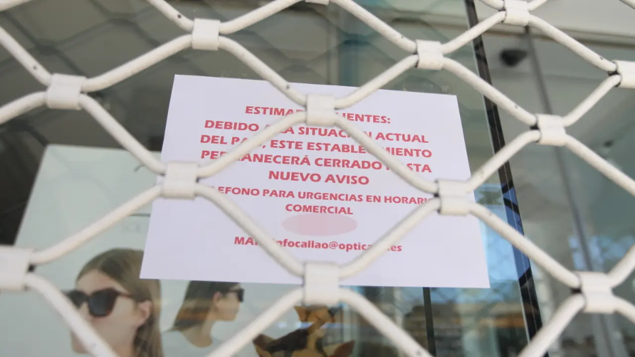 Cartel en un establecimiento cerrado por el coronavirus AIDA SOENGAS