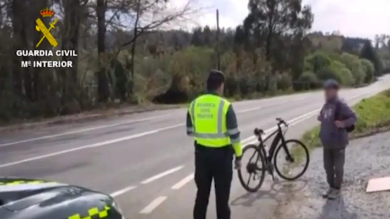 O octoxenario tras ser sorprendido circulando en bicicleta a 10 quilómetros da súa vivenda. GARDA CIVIL