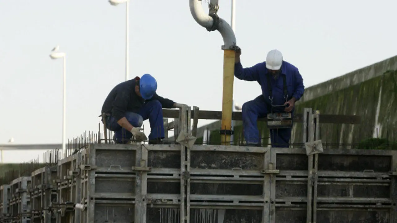Dos obreros de la construcción. RAFA FARIÑA