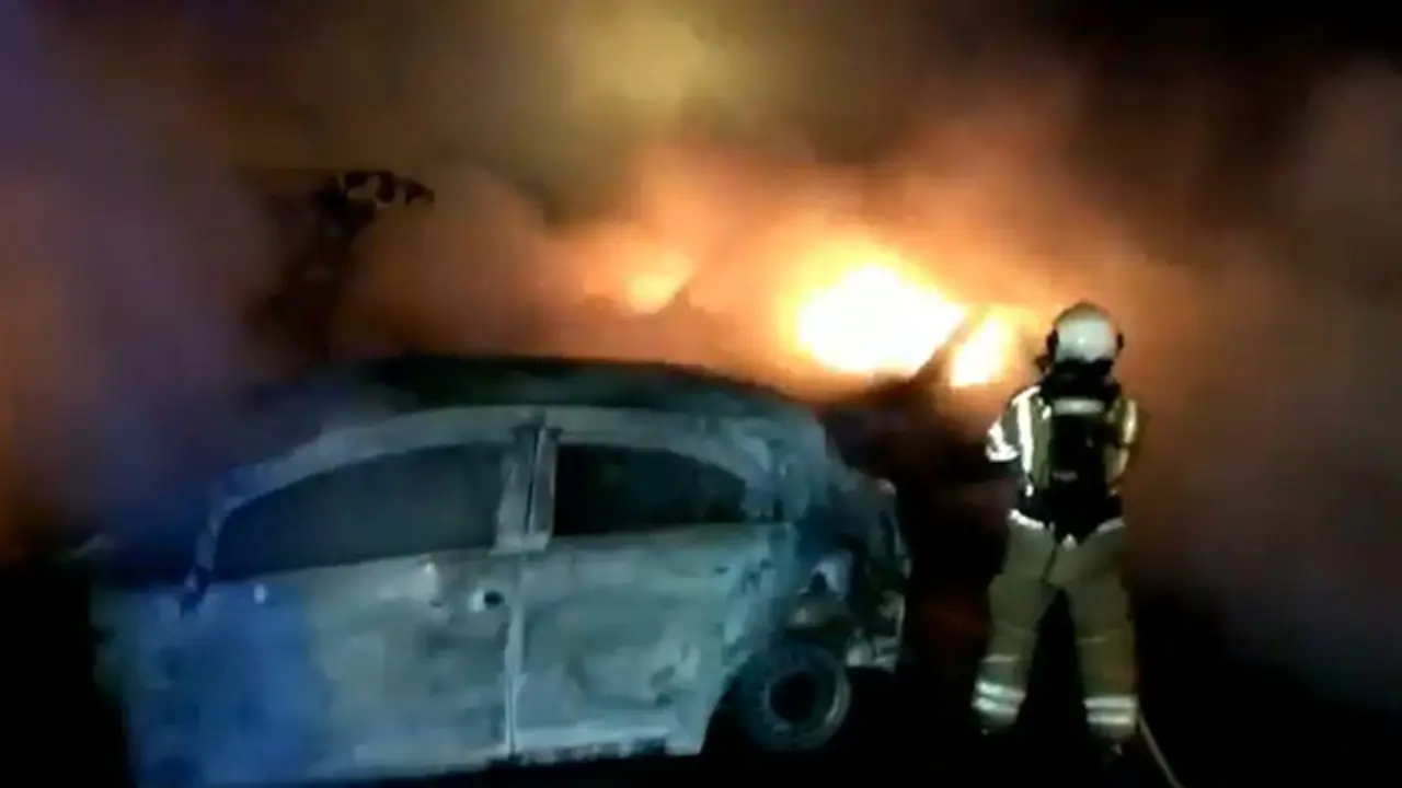 Un bombero trabajando para extinguir el fuego. BOMBEIROS A CORU&Ntilde;A