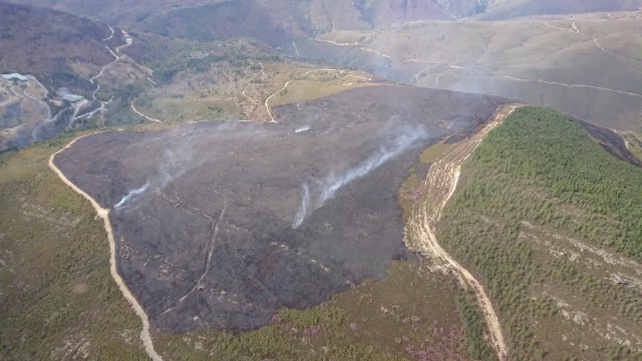 Zona calcinada en Vilamartín de Valdeorras. BRIGADA DE MARROXO
