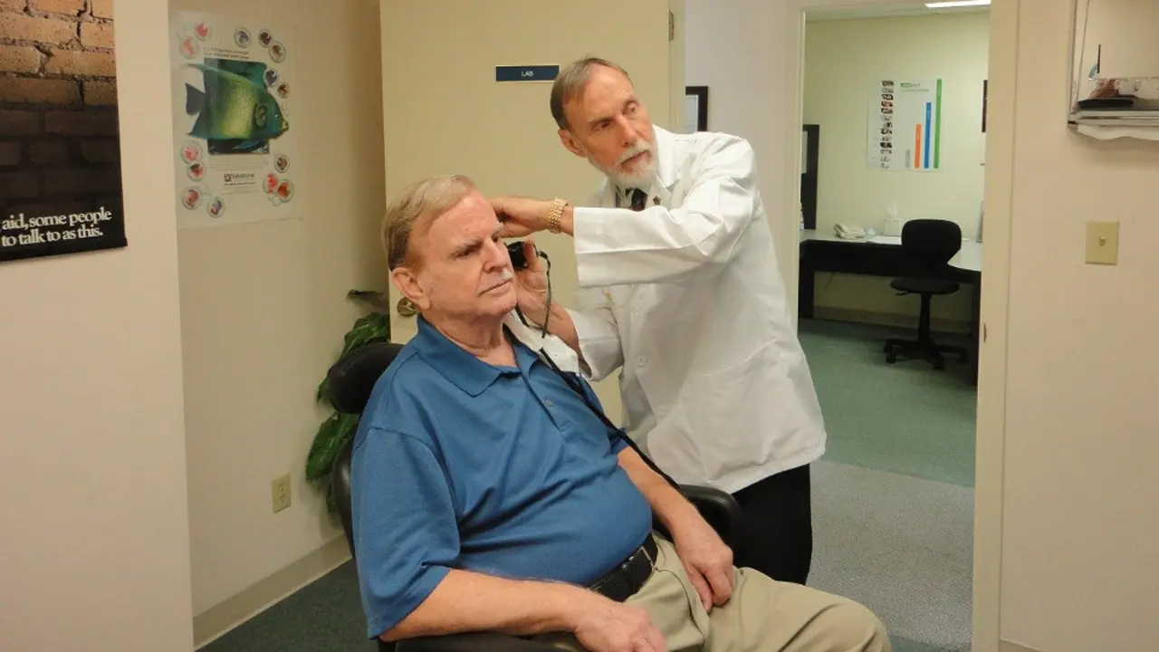 Un hombre se somete a un examen auditivo. PIXABAY