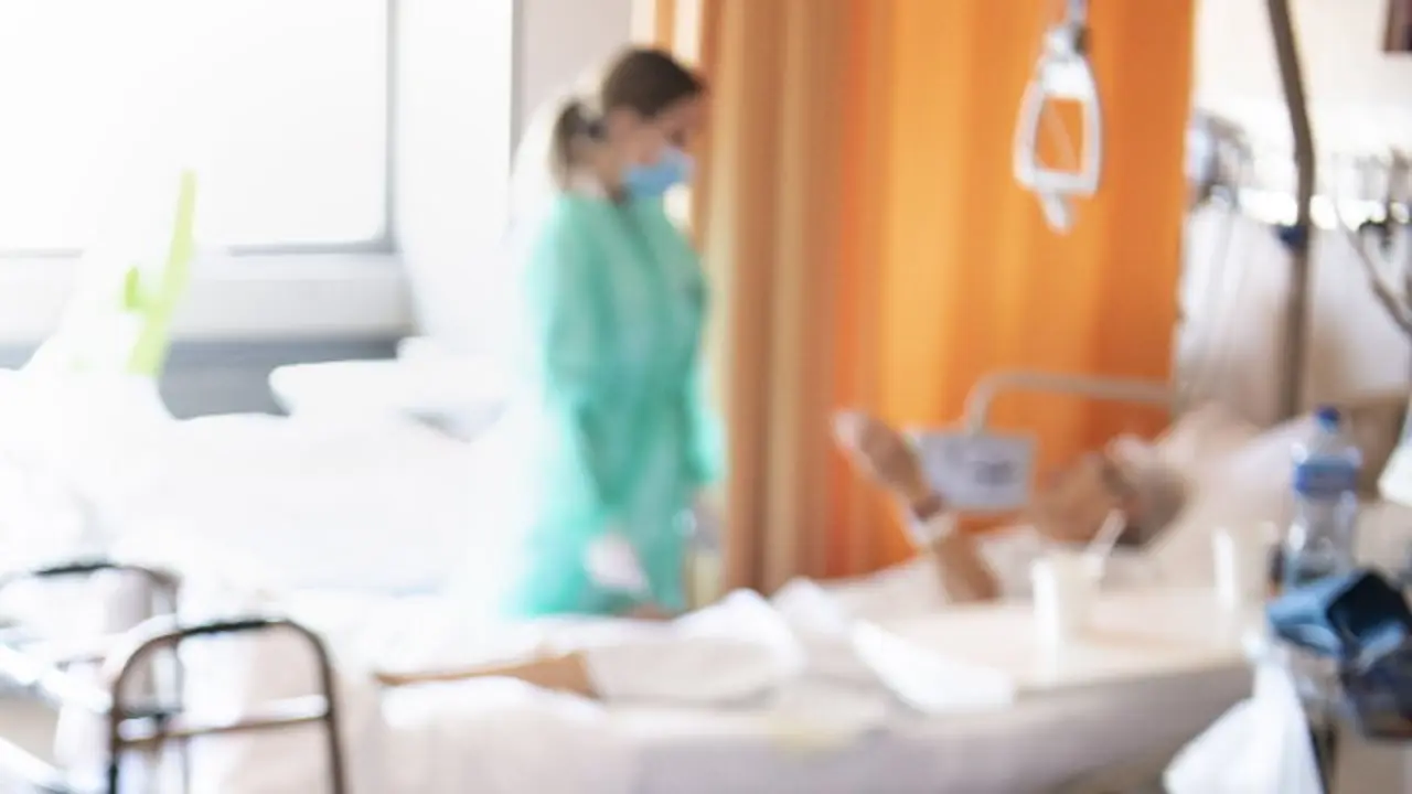 Una enfermera conversa con un enfermo.LAURENT GILLIERON (Efe)