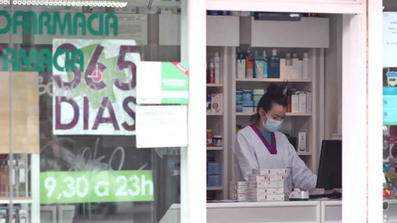 Una trabajadora en una farmacia. EP