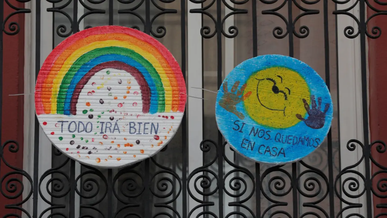 Carteles en un balcón con mensajes de ánimo. EFE