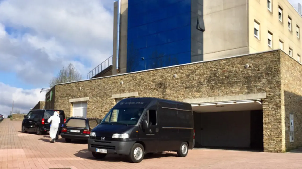 Coches fúnebres abandonando la residencia DomusVi San Lázaro. JUAN MÉNDEZ