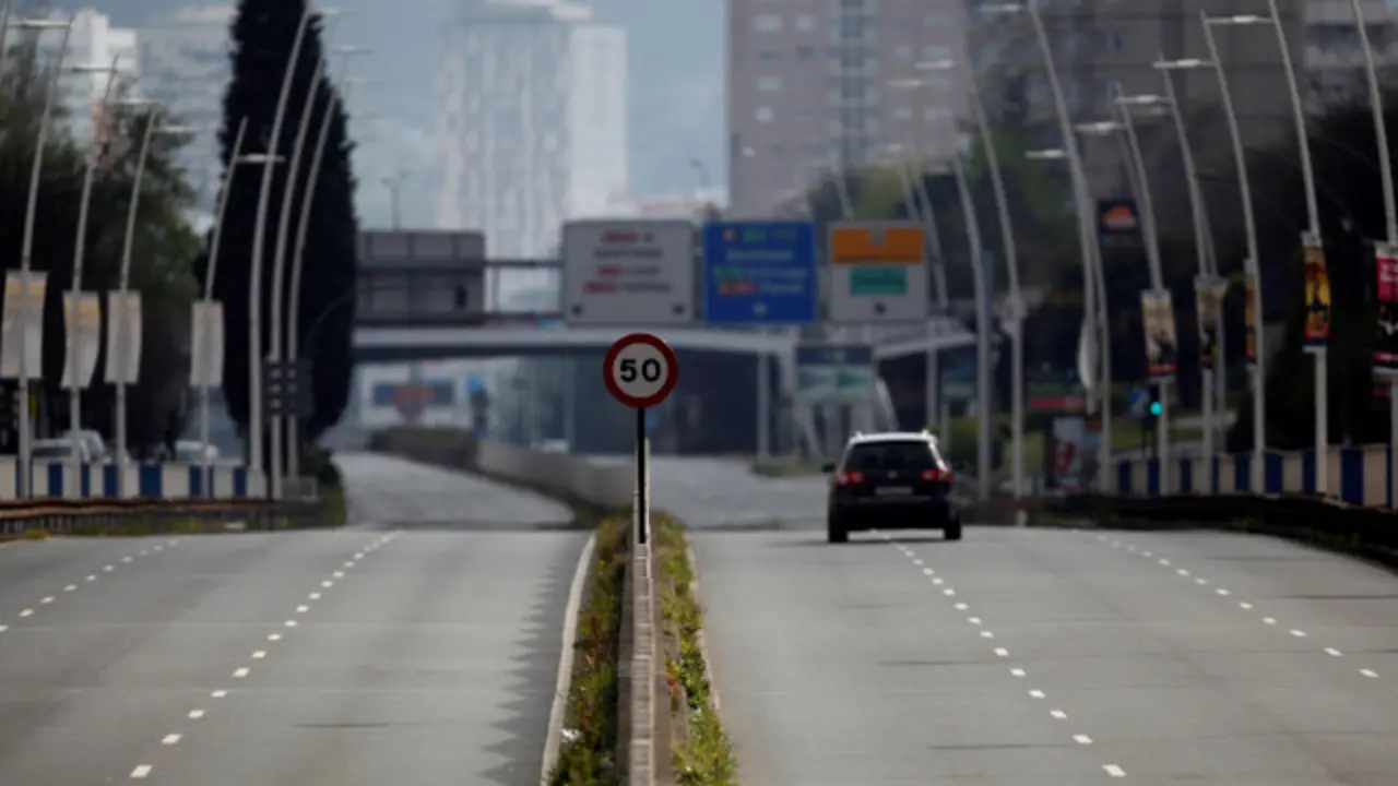 Aspecto que presenta este xoves a principal arteria de entrada e saída de tráfico da Coruña. CABALAR (EFE)