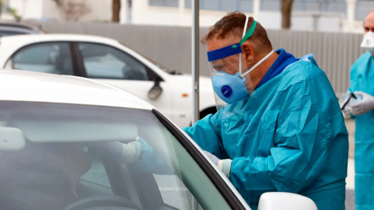 Un t&eacute;cnico realiza una prueba de Covid-19. EP