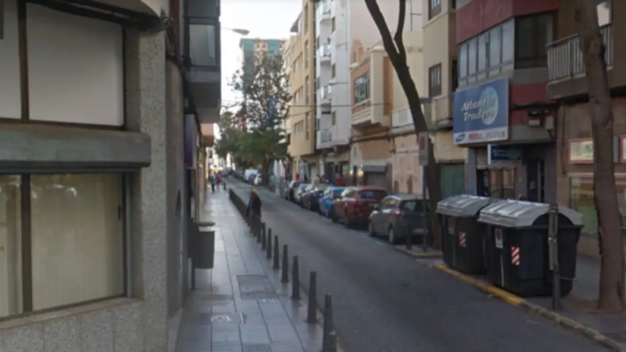 Tramo de la calle La Naval, en el barrio de La Isleta, donde se produjo el crimen. GSV