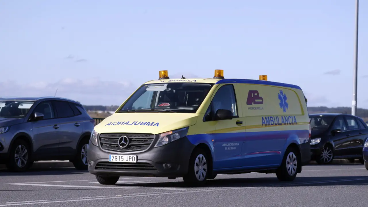 Una ambulancia realiza un traslado. VICTORIA RODR&iacute;GUEZ