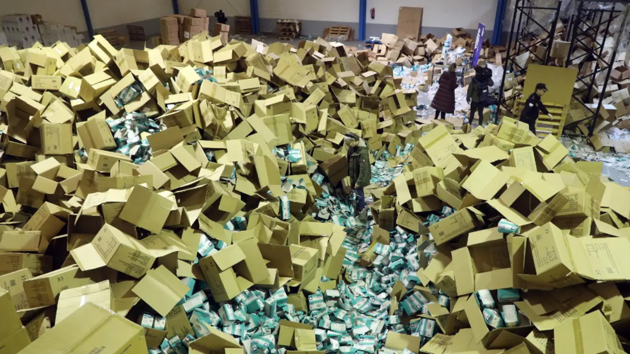 La nave desvalijada por el empresario compostelano que habr&iacute;a vendido los dos millones de mascarillas a Portugal XO&Aacute;N REY