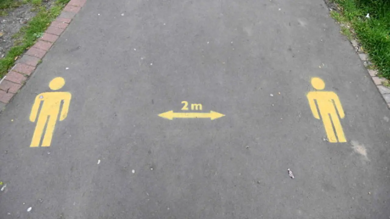 Señal que inidca una separación mínima entre dos personas en el Reino Unido.EFE