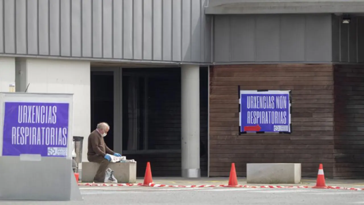 Una persona en la entrada de Urgencias del Hula. ELISEO TRIGO