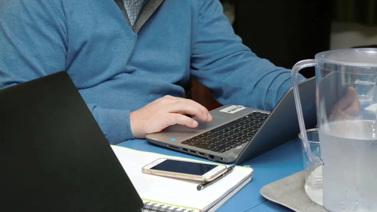 Un hombre trabajando con su ordenador. PIXABAY