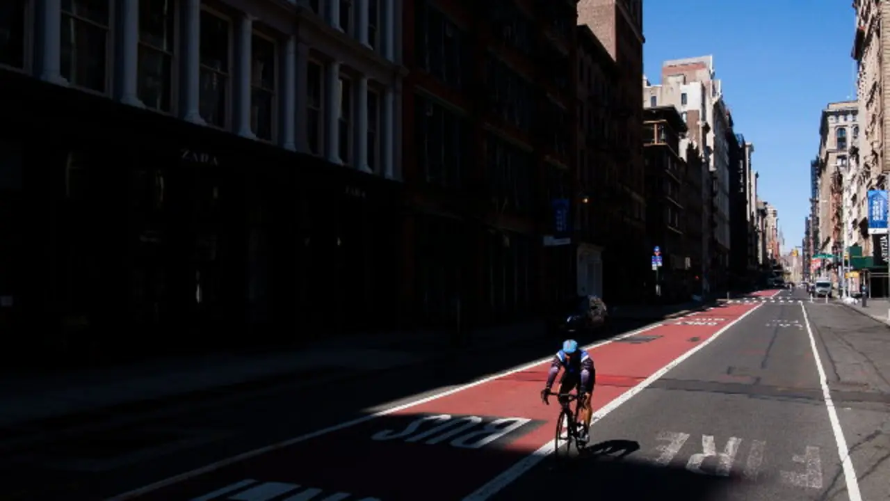 Broadway, en Nueva York, prácticamente desiert durante el confinamiento. JUSTIN LANE (Efe)
