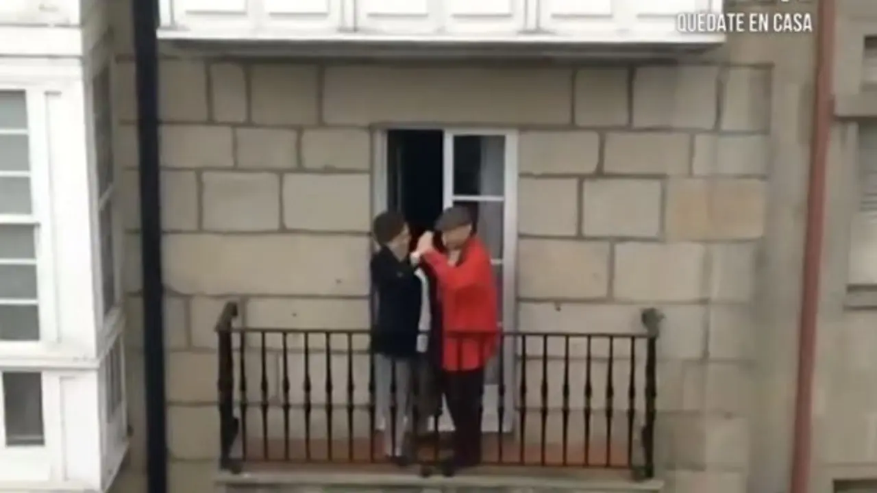 Baile nupcial en el balcón. ANTENA 3