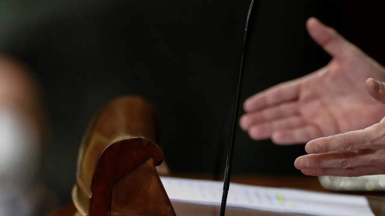 Porrtada Detalles de las manos de Pedro Sánchez, con un empleado de la Cámara, al fondo, portando una mascarilla EFE 