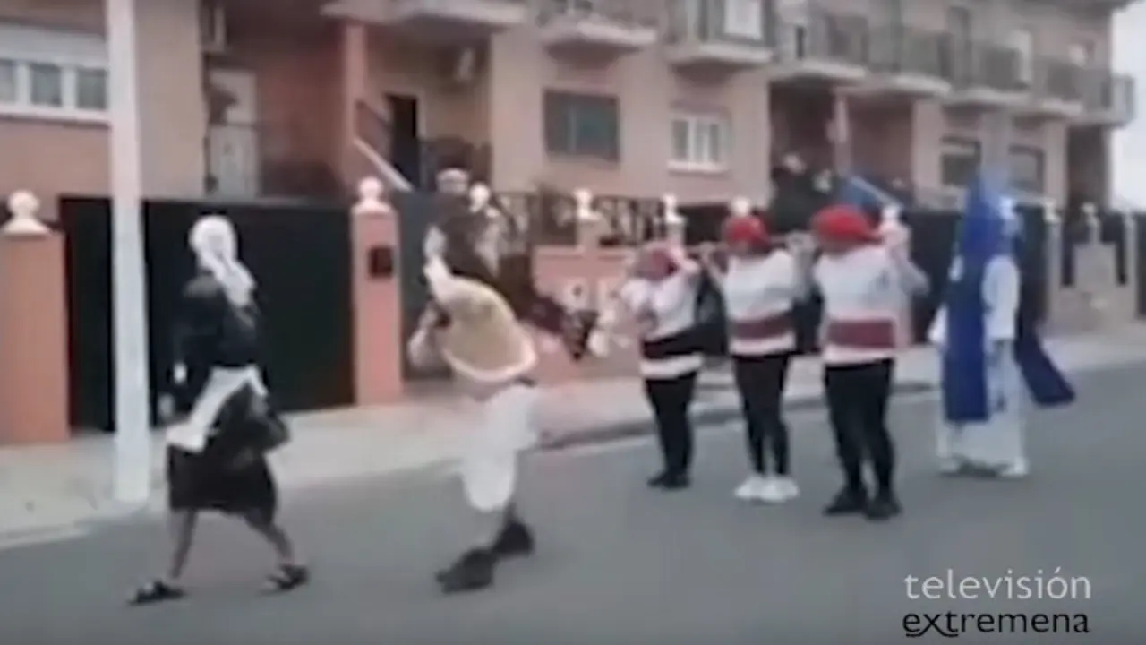 Parte dos detidos por simular unha procesión en Mérida. TELEVISIÓN EXTREMEÑA