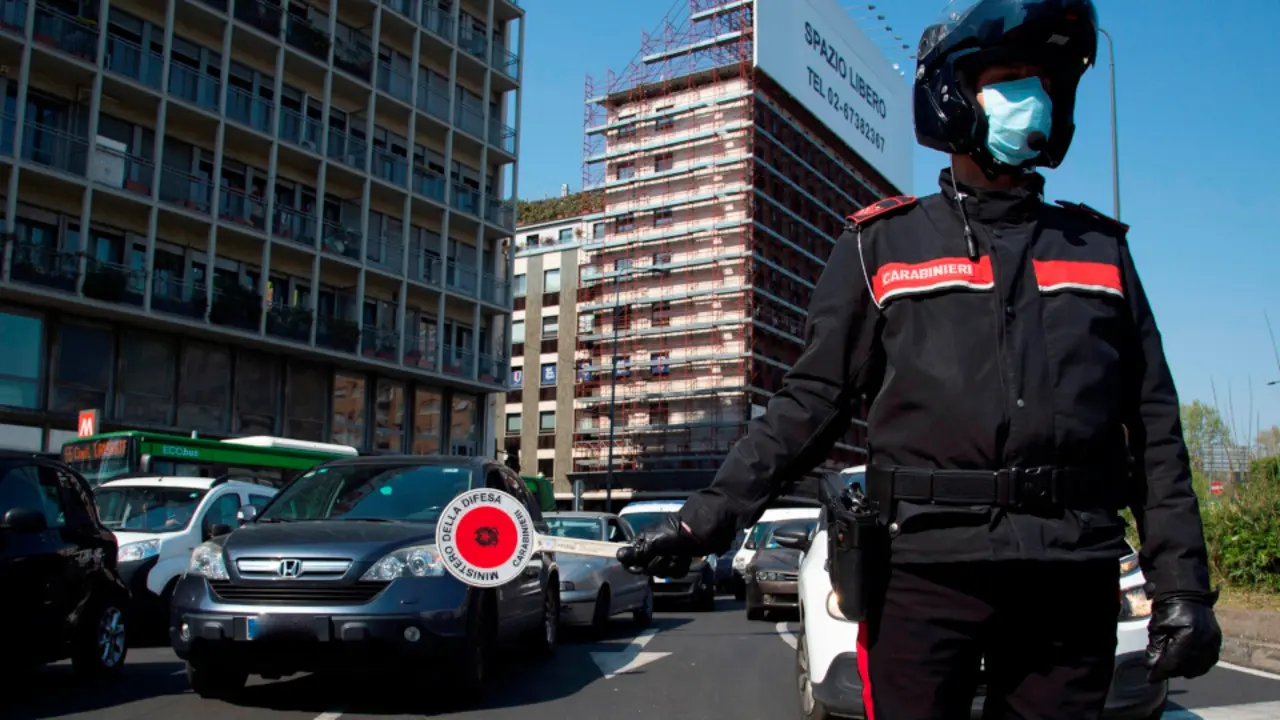 Control policial en Milán, este jueves. ANDREA FASANI (EFE)
