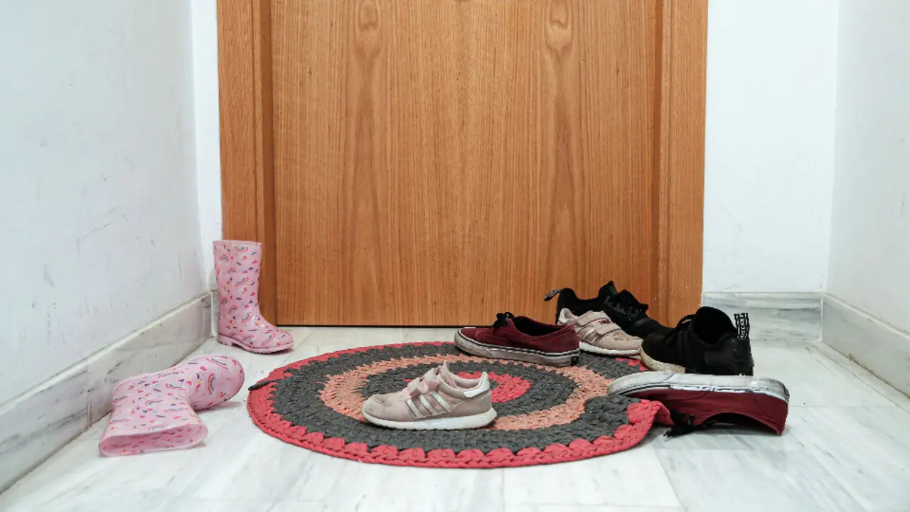 Dejar los zapatos cerca de la puerta es una de las recomendaciones de Sanidad.EFE