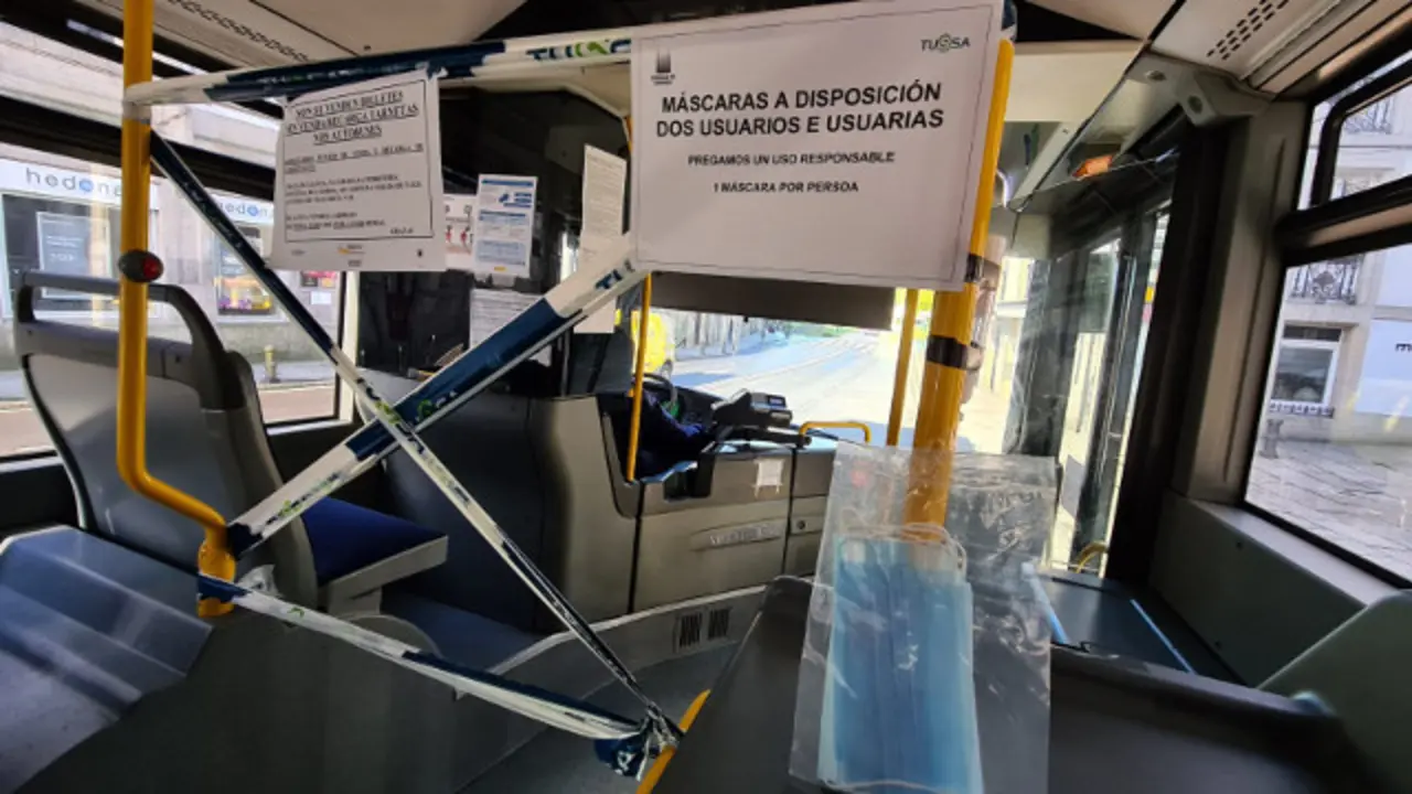 Mascarillas en un autobús urbano de Santiago. PEPE FERRÍN