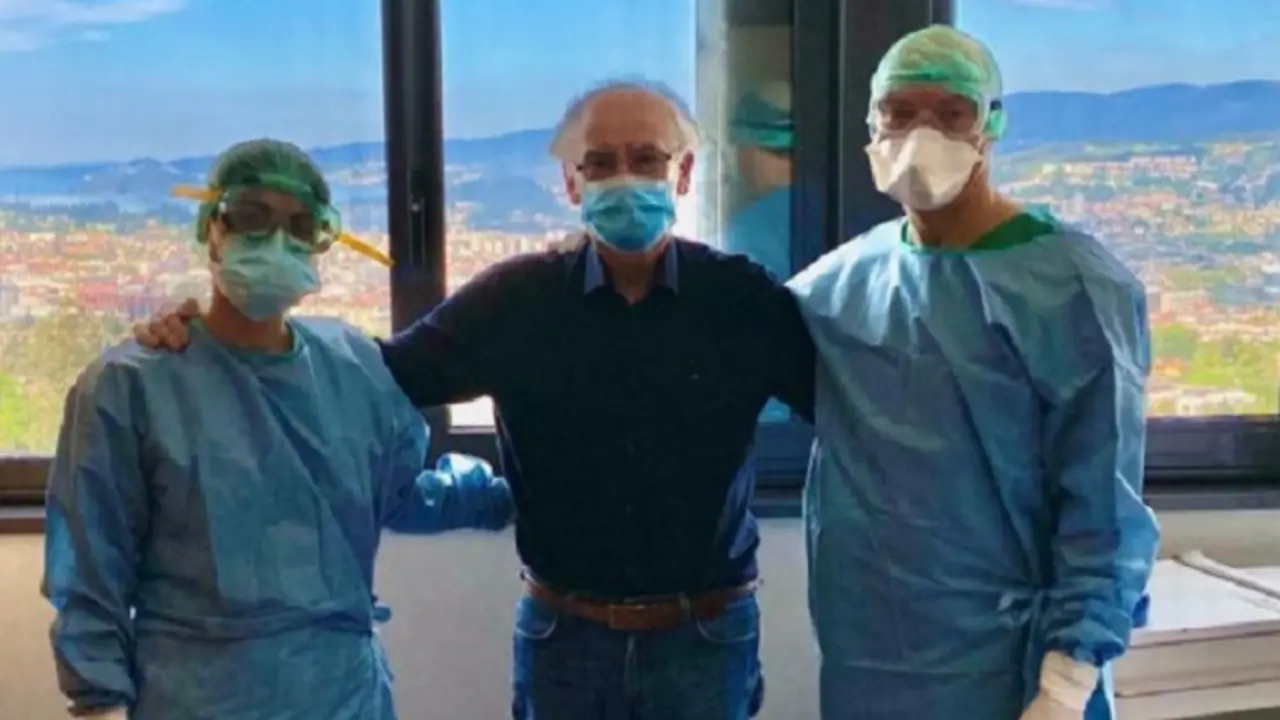 Valentín Otero, no centro, xunto a dous sanitarios. GALICIA POR DIANTE