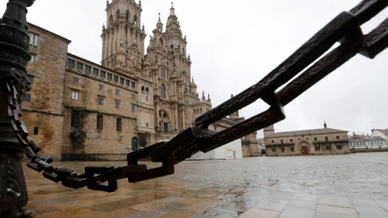 La Praza do Obradoiro, completamente vac&iacute;a. LAVANDEIRA JR. (EFE)