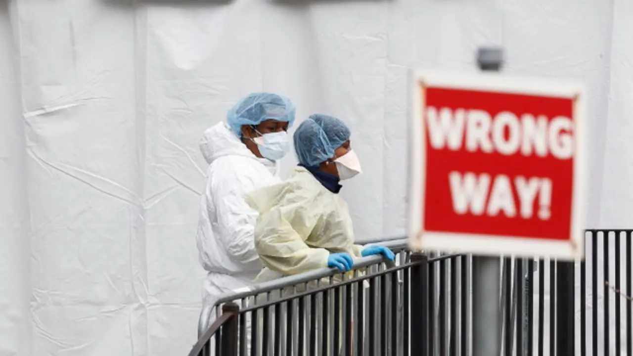 Dos sanitarios en un centro sanitario de Nueva York. JUSTIN LANE (Efe)
