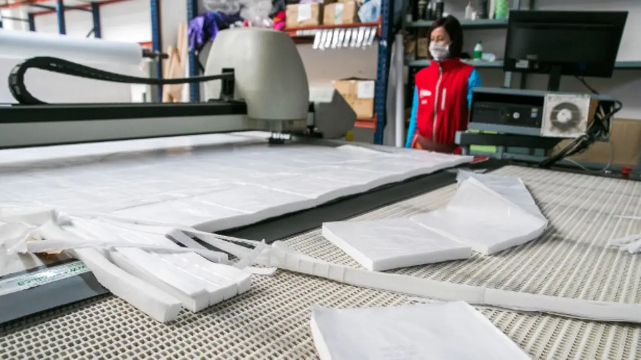 Piezas de tela para elaborar mascarillas. EFE